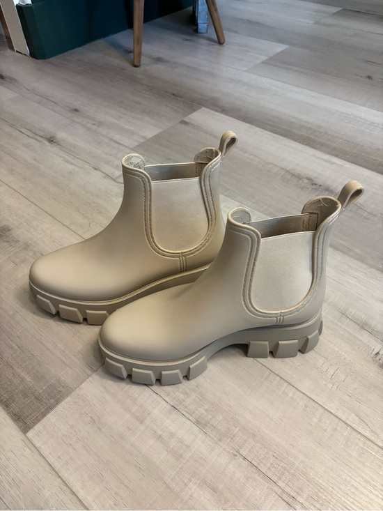 Jeffrey Campbell Shoes - Jeffrey Campbell Rain-Storm Chelsea Rain Boots Size 8 Beige Chunky Lug